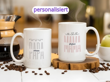 Personalisierte Tassen-Set mit den Aufschriften 'Papa Johann' und 'Mama Stefanie', verziert mit kleinen Herzen. Ideal als Geschenk für Eltern.